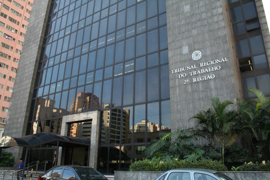 Justiça do Trabalho rejeita vínculo de emprego e aplica multa por litigância de má-fé a empresa