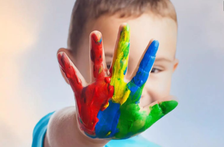 Justiça reduz de R$ 2,6 mil para R$ 890 mensalidade de plano de criança com autismo